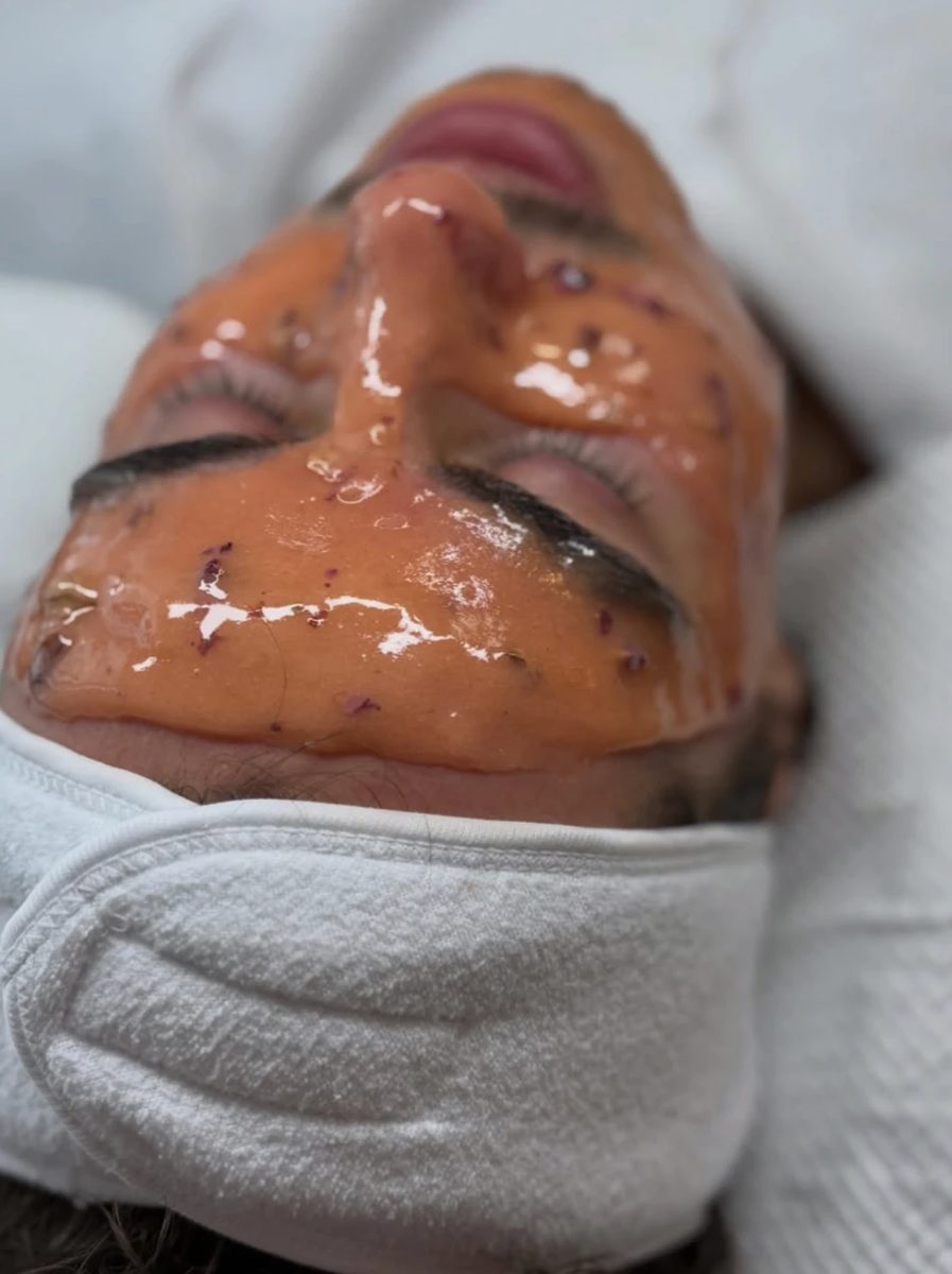 Gesichtsbehandlung mit Maske